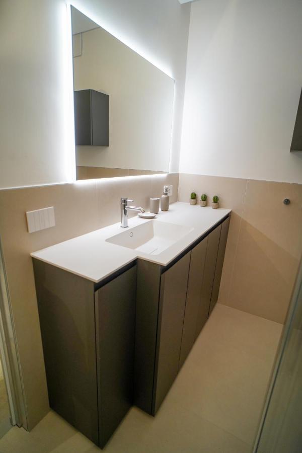 La Perla Di Bari - Private Parking Apartment Bagian luar foto